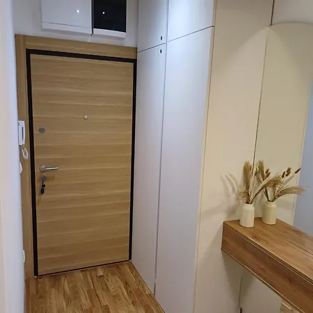 Larso Lux, Free Swimming Pools & Parking