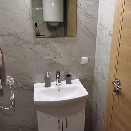 Larso Lux, Free Swimming Pools & Parking