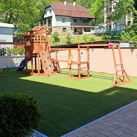 Larso Lux, Free Swimming Pools & Parking