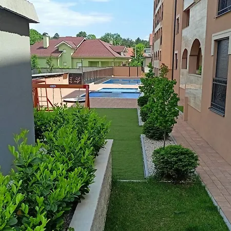 Larso Lux, Free Swimming Pools & Parking Apartment *
