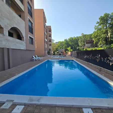 Apartment Larso Lux, Free Swimming Pools & Parking