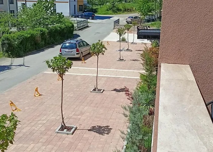 Larso Lux, Free Swimming Pools & Parking Apartman *