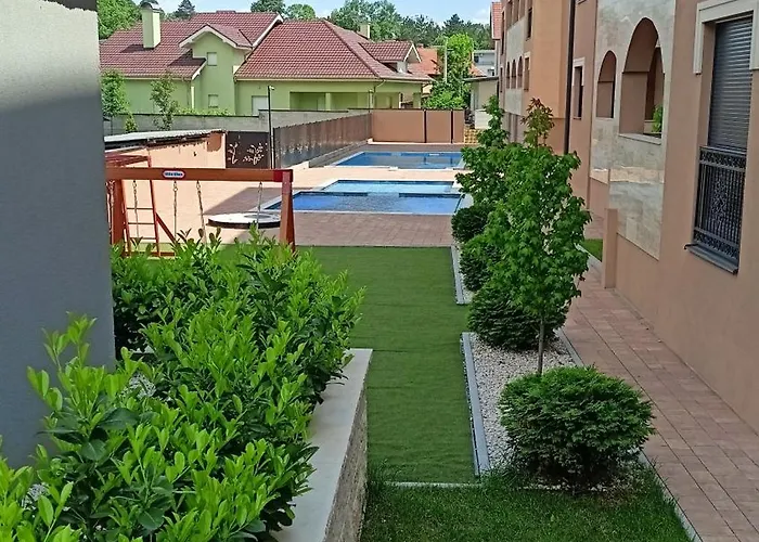 Larso Lux, Free Swimming Pools & Parking Apartman *